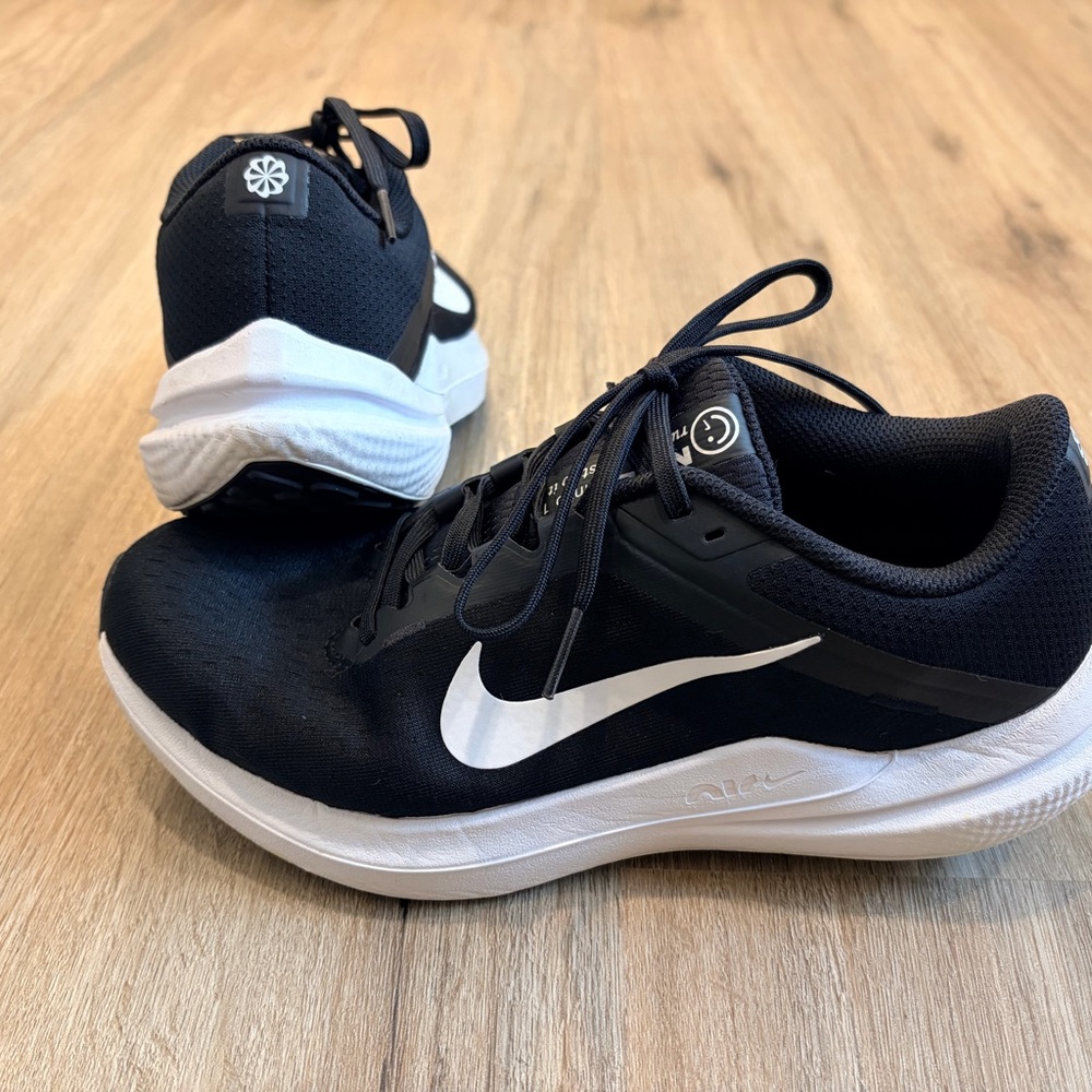 Nike Winflo 10 Black and White Running Shoes